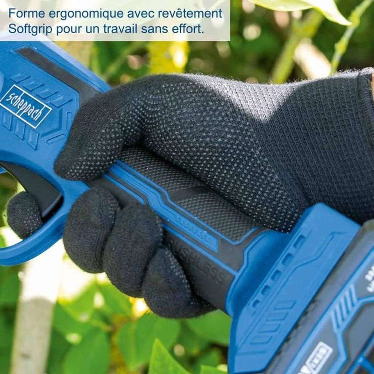 Eine Hand im Arbeitshandschuh hält den blauen Softgrip-Griff eines Elektrowerkzeugs vor grünem Hintergrund.