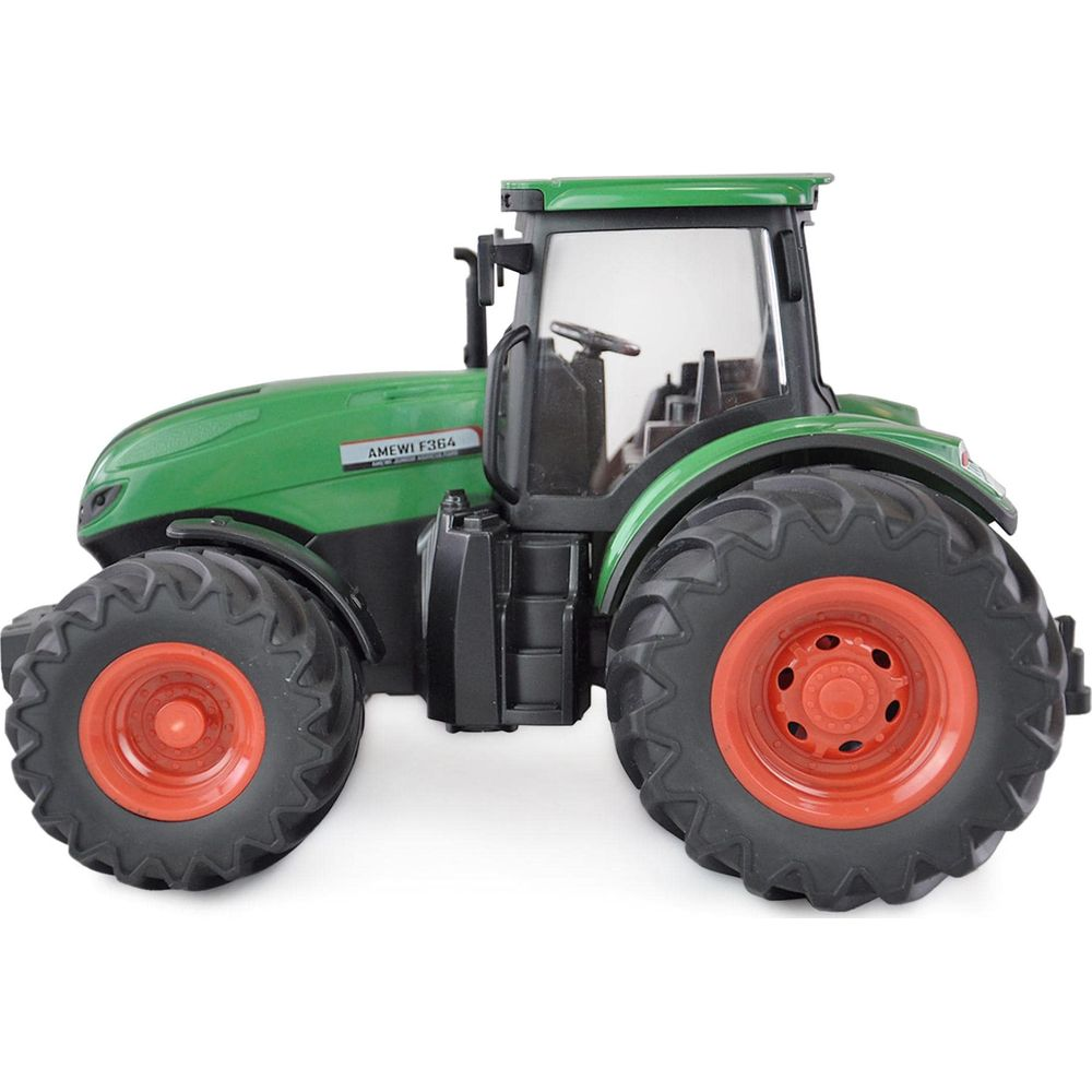 Ein grüner Spielzeugtraktor mit großen schwarzen Reifen und roten Felgen auf weißem Hintergrund.