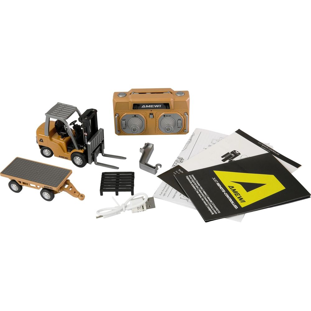 Ein Spielzeug-Gabelstapler, Fernbedienung, Anhänger, Palette, Kabel und Anleitungen auf weißem Grund.
