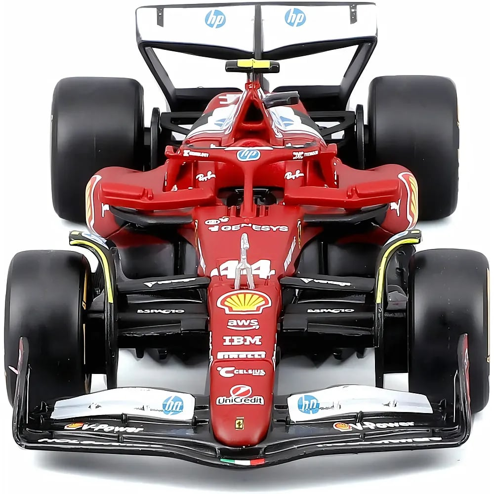 Ein rotes Formel-1-Modellauto von vorn mit Sponsorenlogos und breiten Reifen auf weißem Hintergrund.