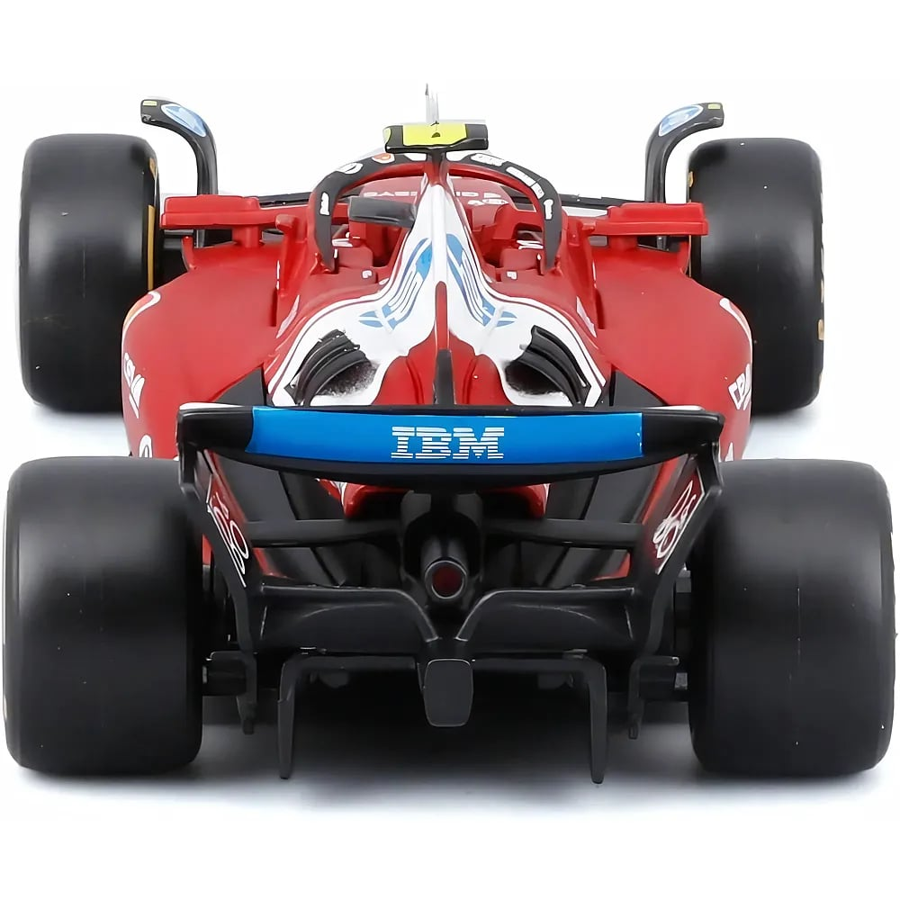 Rückansicht eines rot-weißen Formel-1-Modellrennwagens mit blauem IBM-Heckflügel vor weißem Hintergrund.