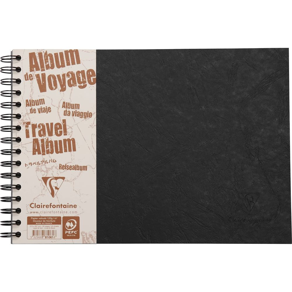 Schwarzes Clairefontaine Reisealbum mit Ringbindung und mehrsprachigem Textaufdruck auf der linken Seite.
