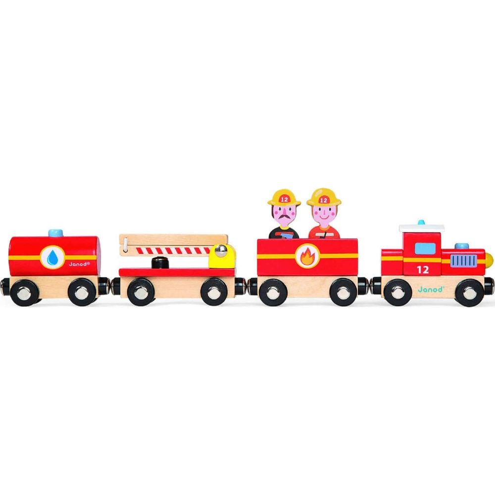 Ein rotes und gelbes hölzernes Feuerwehrauto mit Figuren auf einer weißen Oberfläche.