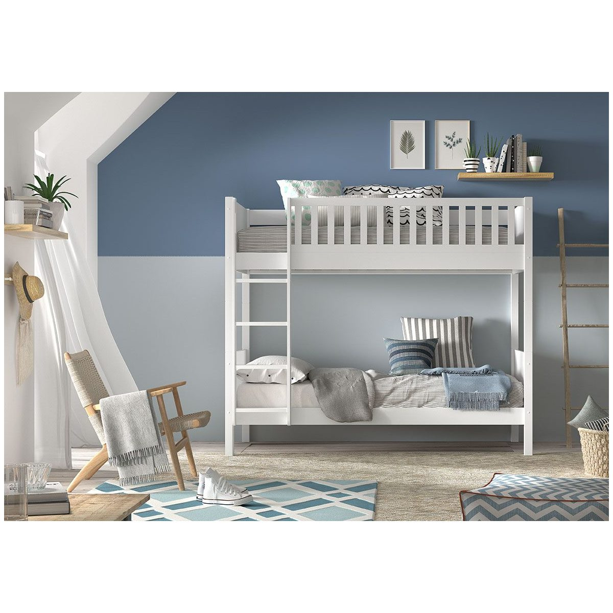 Ein weißes Etagenbett steht in einem blau-grauen Kinderzimmer mit Holzsessel und Teppich.