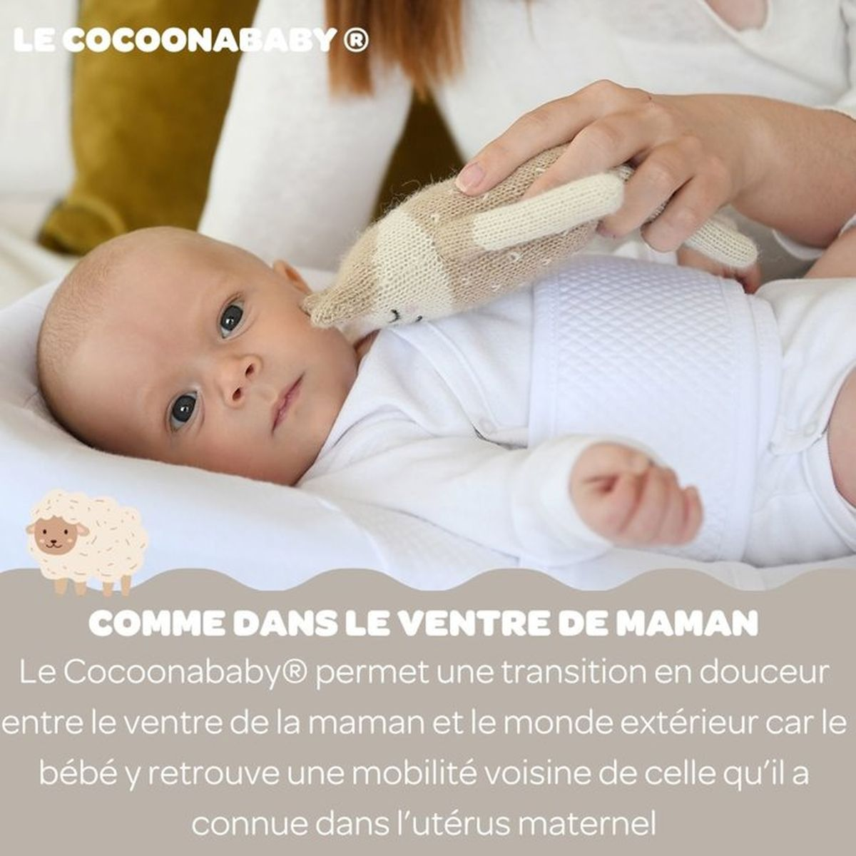 Ein Erwachsener hält ein Kuscheltier an die Wange eines liegenden Babys in weißer Kleidung.
