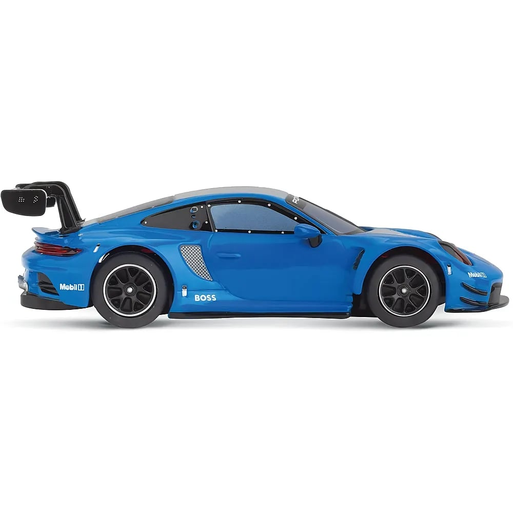 Seitenansicht eines blauen Porsche Modellautos mit schwarzem Heckflügel und schwarzen Felgen auf weißem Grund.