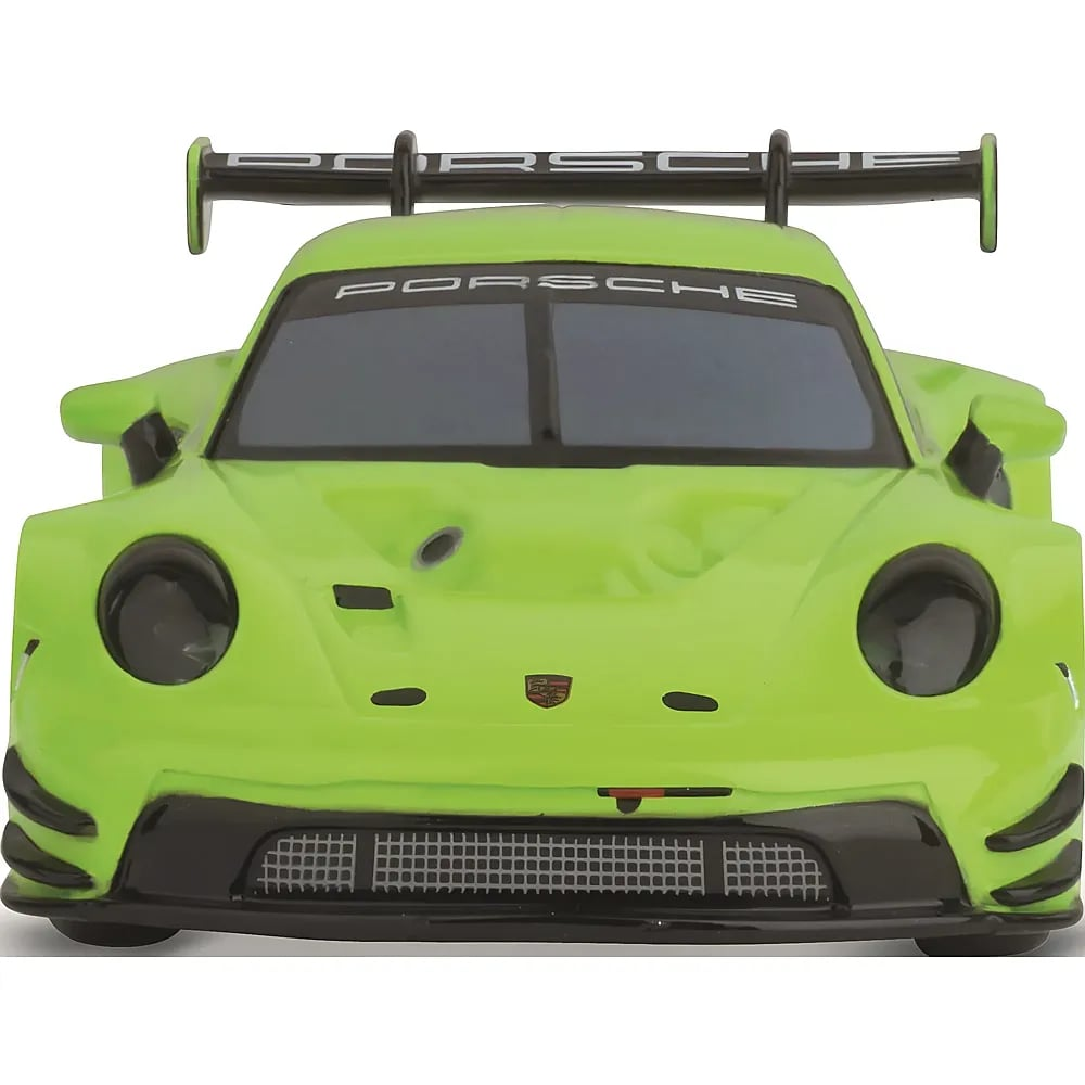 Ein hellgrünes Porsche-Spielzeugauto von vorne mit großem Heckflügel und schwarzen Akzenten auf weißem Hintergrund.