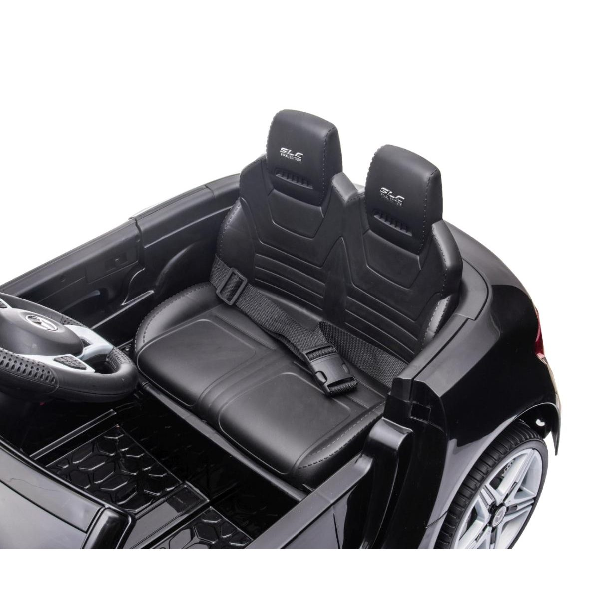 Schwarzer Kinderspielzeug-Auto-Innenraum mit zwei Sitzen, Gurten und Lenkrad vor weißem Hintergrund.