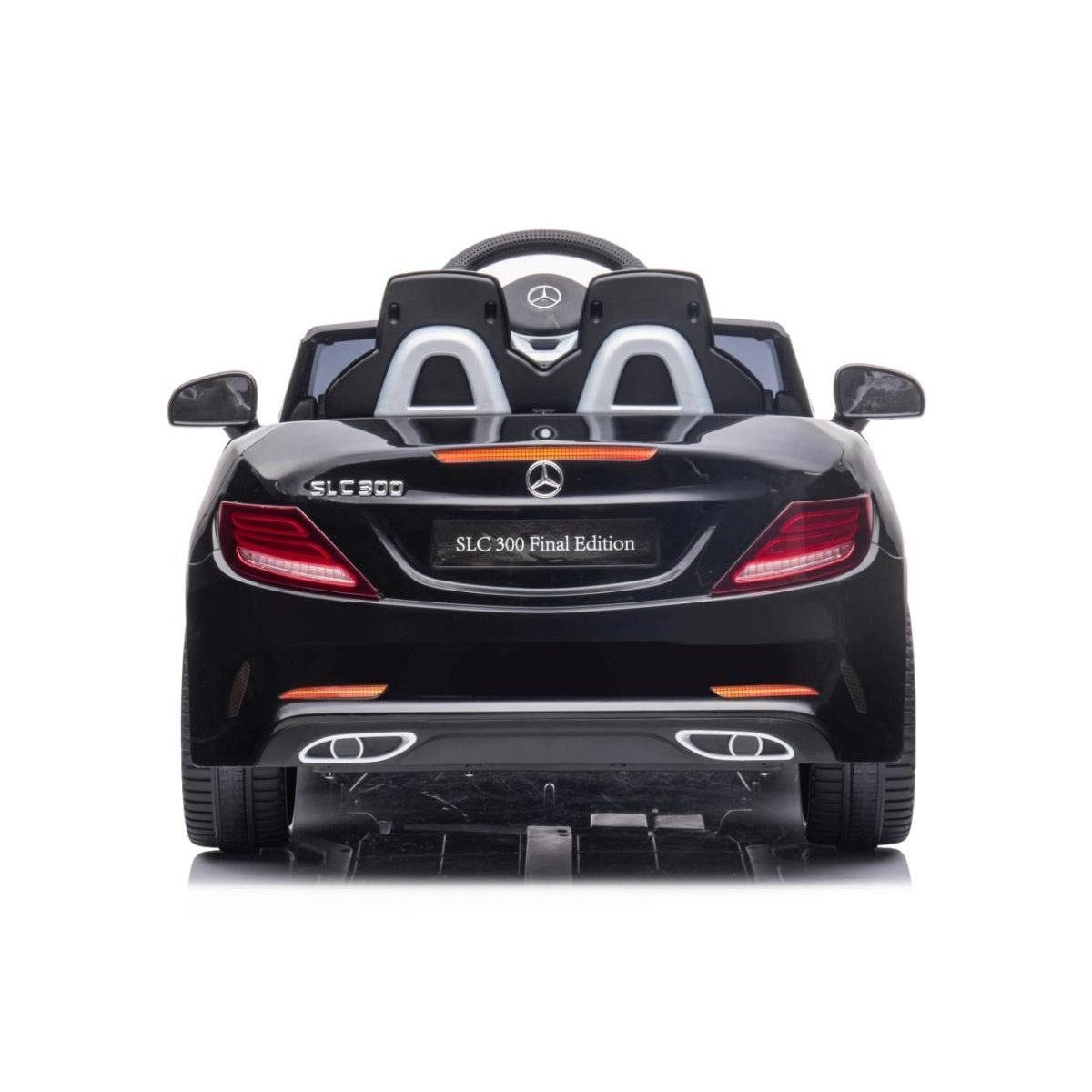 Rückansicht eines schwarzen Mercedes-Benz SLC 300 Kinder-Elektroautos mit Zierleisten und LED-Leuchten vor weißem Hintergrund.