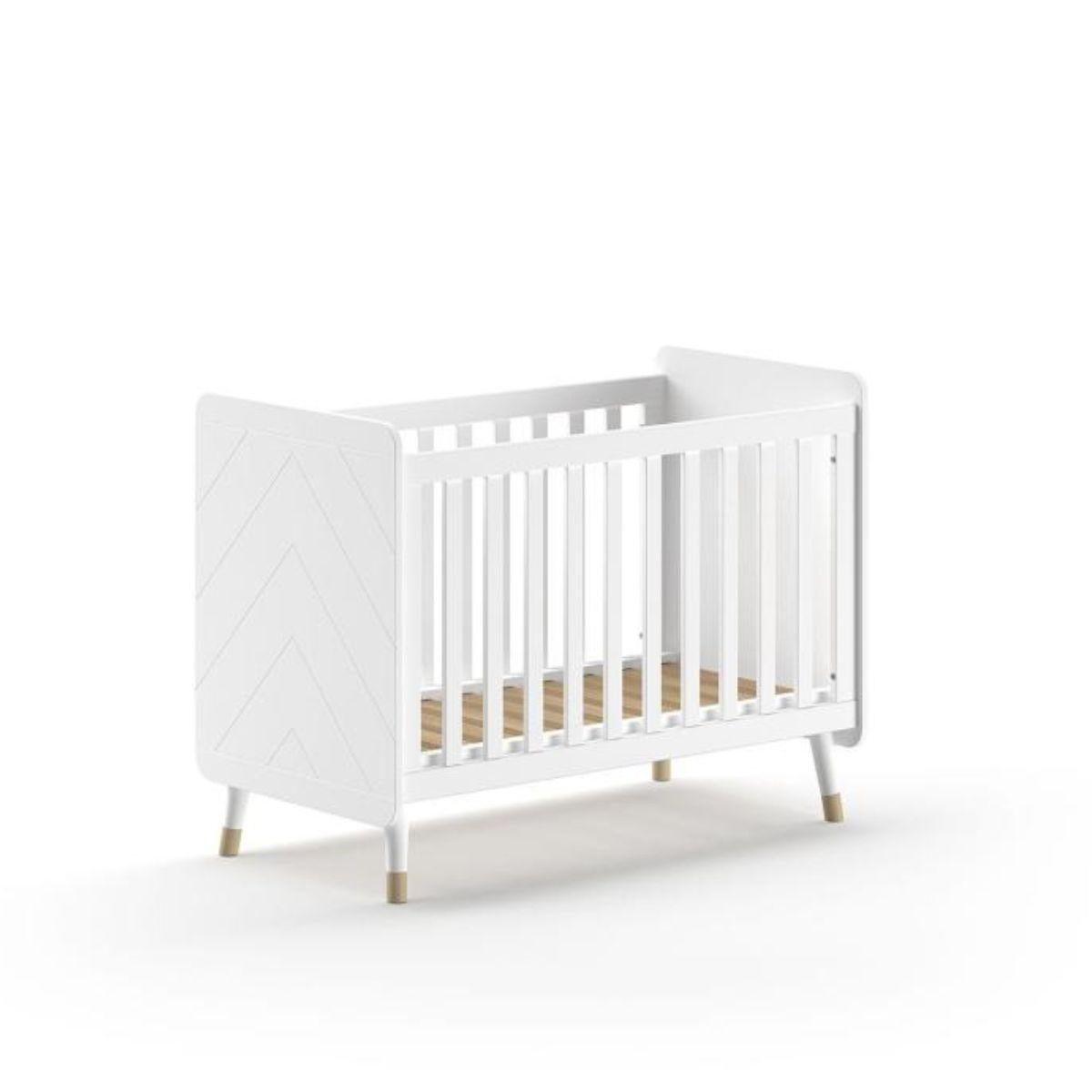 Ein weißes Babybett mit Holzbeinen auf weißem Hintergrund.