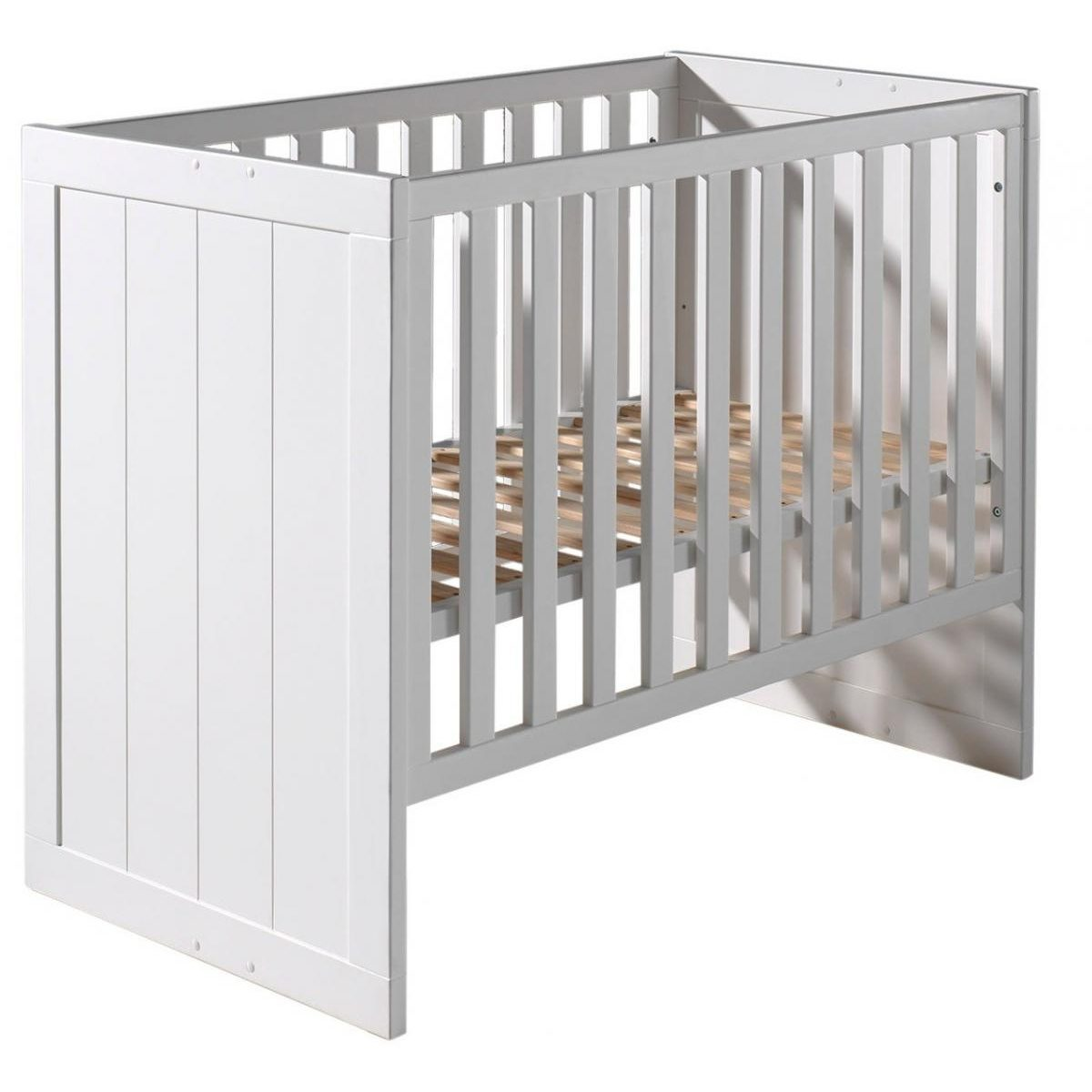 Ein weißes Babybett aus Holz mit Paneelenden und Lattenrost steht vor einem weißen Hintergrund.