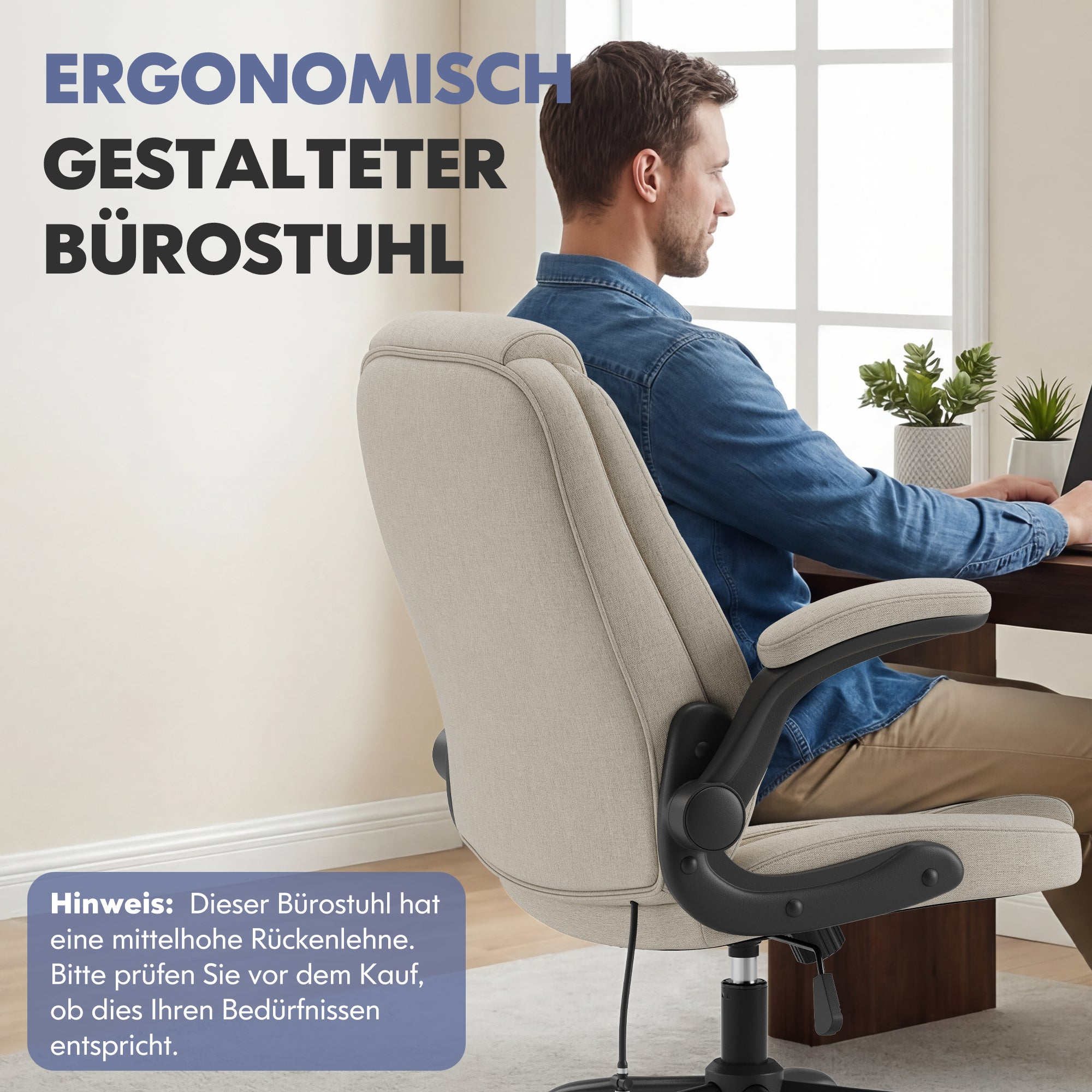 Ein Mann sitzt an einem Holztisch auf einem hellen, ergonomischen Bürostuhl mit Armlehnen.