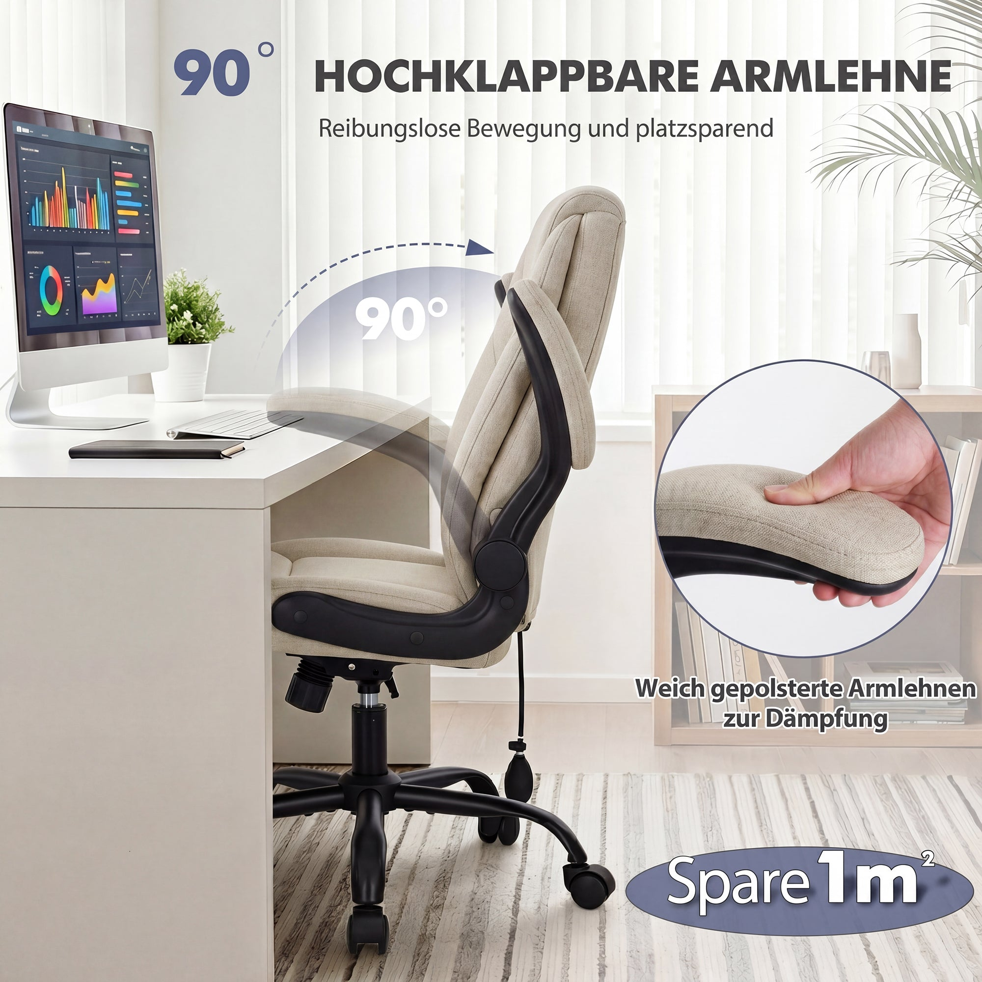 Ein Bürostuhl mit beigem Polstersitz und umklappbaren Armlehnen an einem weißen Schreibtisch.