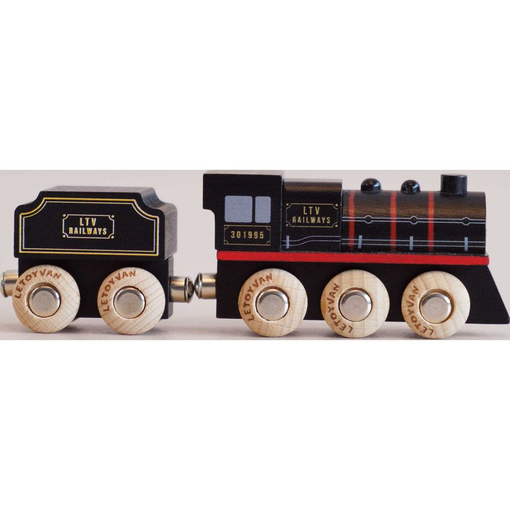 Ein schwarzer Holzzug mit roten Streifen und "LTV Railways"-Aufschrift steht auf einer hellen Fläche.