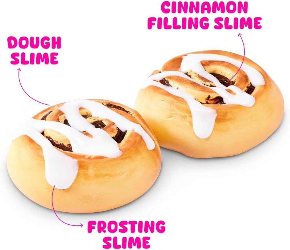 Zwei Zimtschnecken-Spielzeuge mit den Beschriftungen Teig-Schleim, Frosting-Schleim und Zimtfüllungs-Schleim.