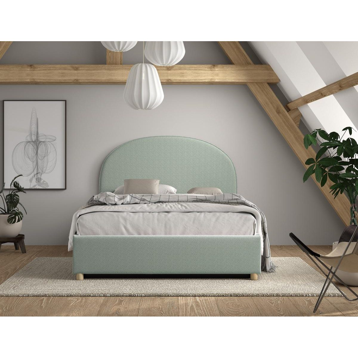 Ein mintgrünes Bett im Dachgeschoss mit Holzbalken, weißem Teppich, Kunstwerk und Hängebegleuchtung.