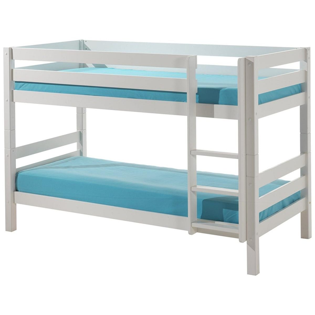 Ein weißes Doppelstockbett mit blauen Matratzen und einer integrierten Leiter.
