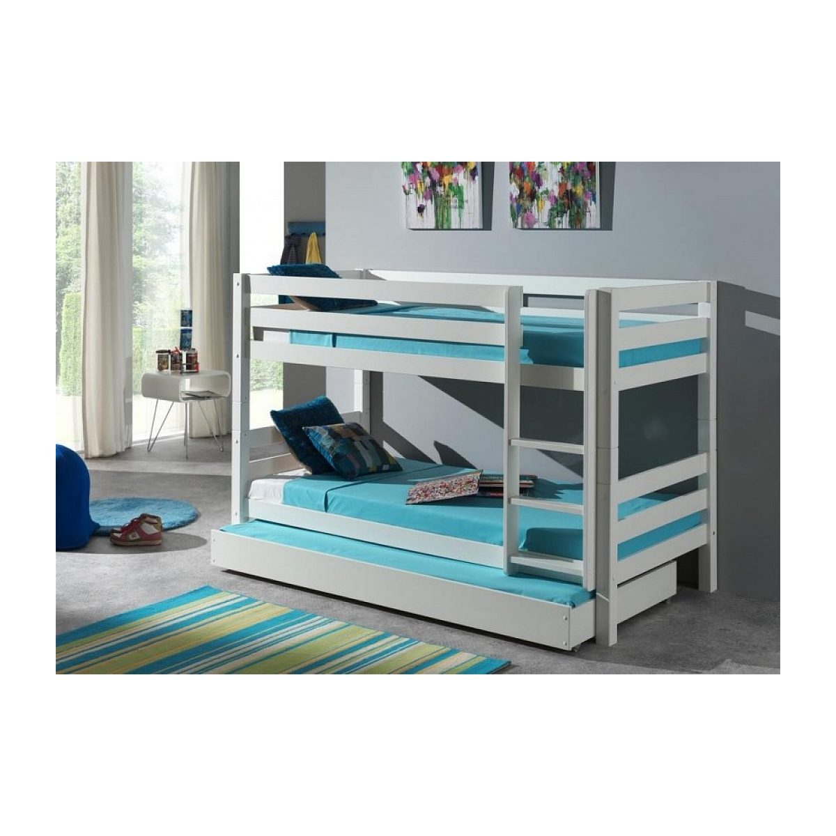 Weißes Holz-Etagenbett mit türkisfarbener Bettwäsche, Ausziehbett und Zierkissen in einem hellen Zimmer.