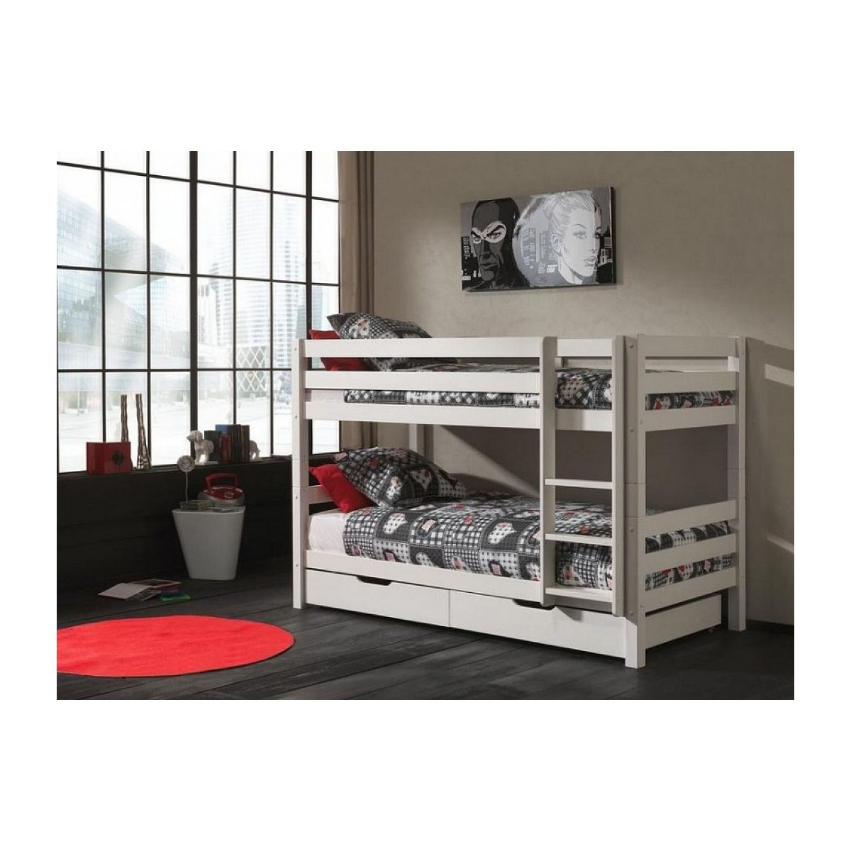 Ein weißes Etagenbett mit gemusterten Decken und roten Kissen in einem modernen Zimmer mit großem Fenster.