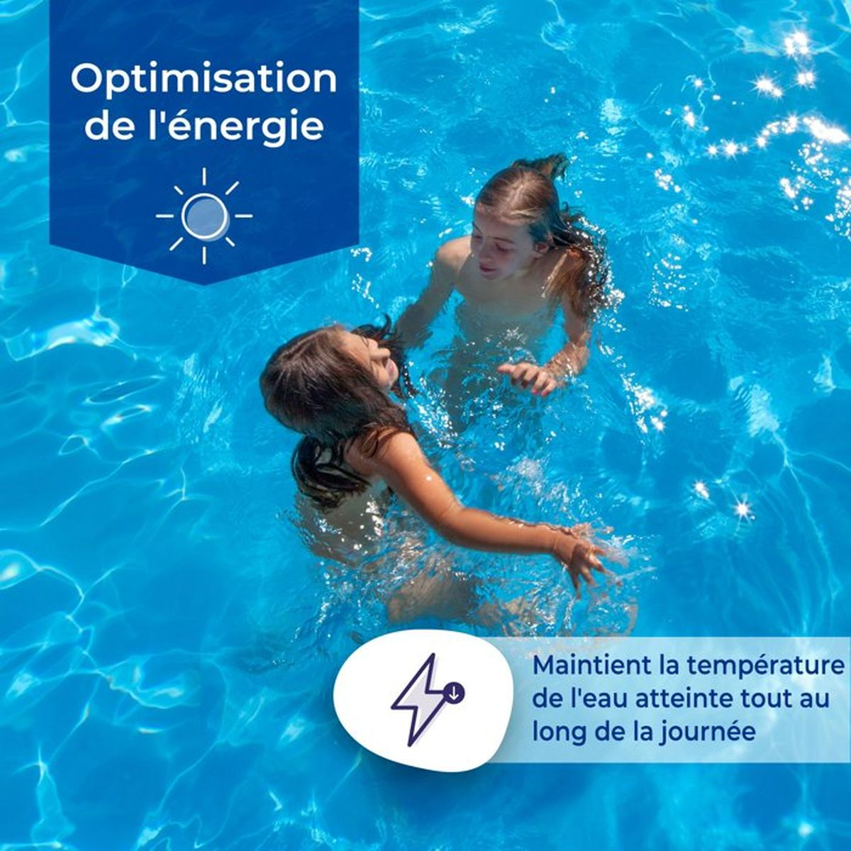 Zwei Mädchen spielen in einem blauen Pool, umgeben von Textgrafiken zur Energieoptimierung.