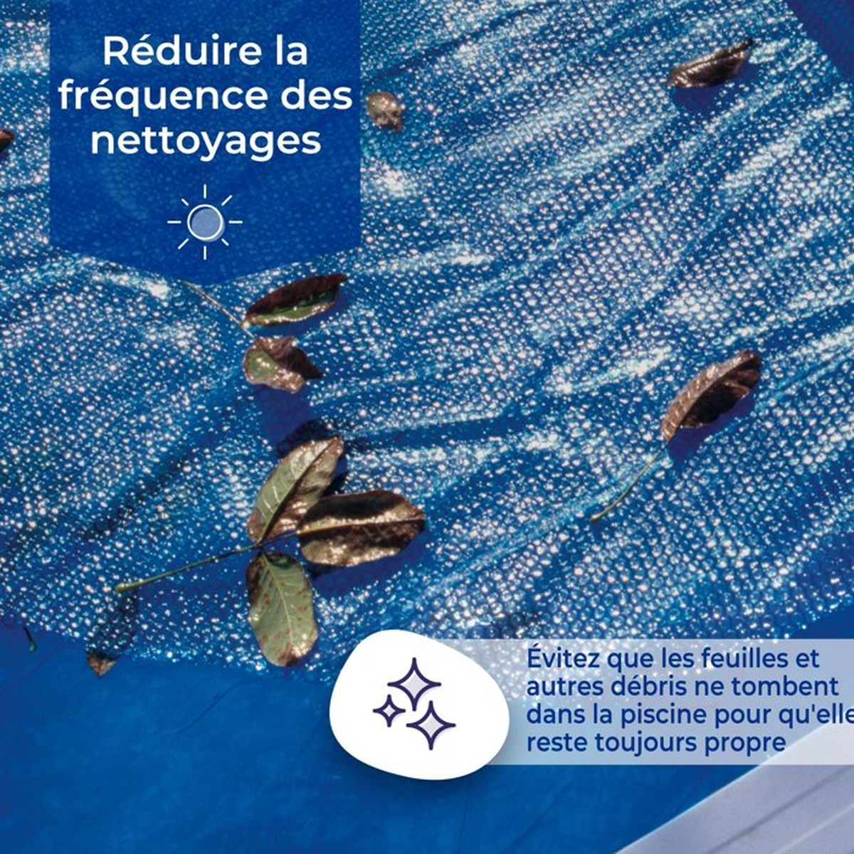 Blaue Poolabdeckung mit Luftpolstern und hergefallenen Blättern an der Oberfläche.