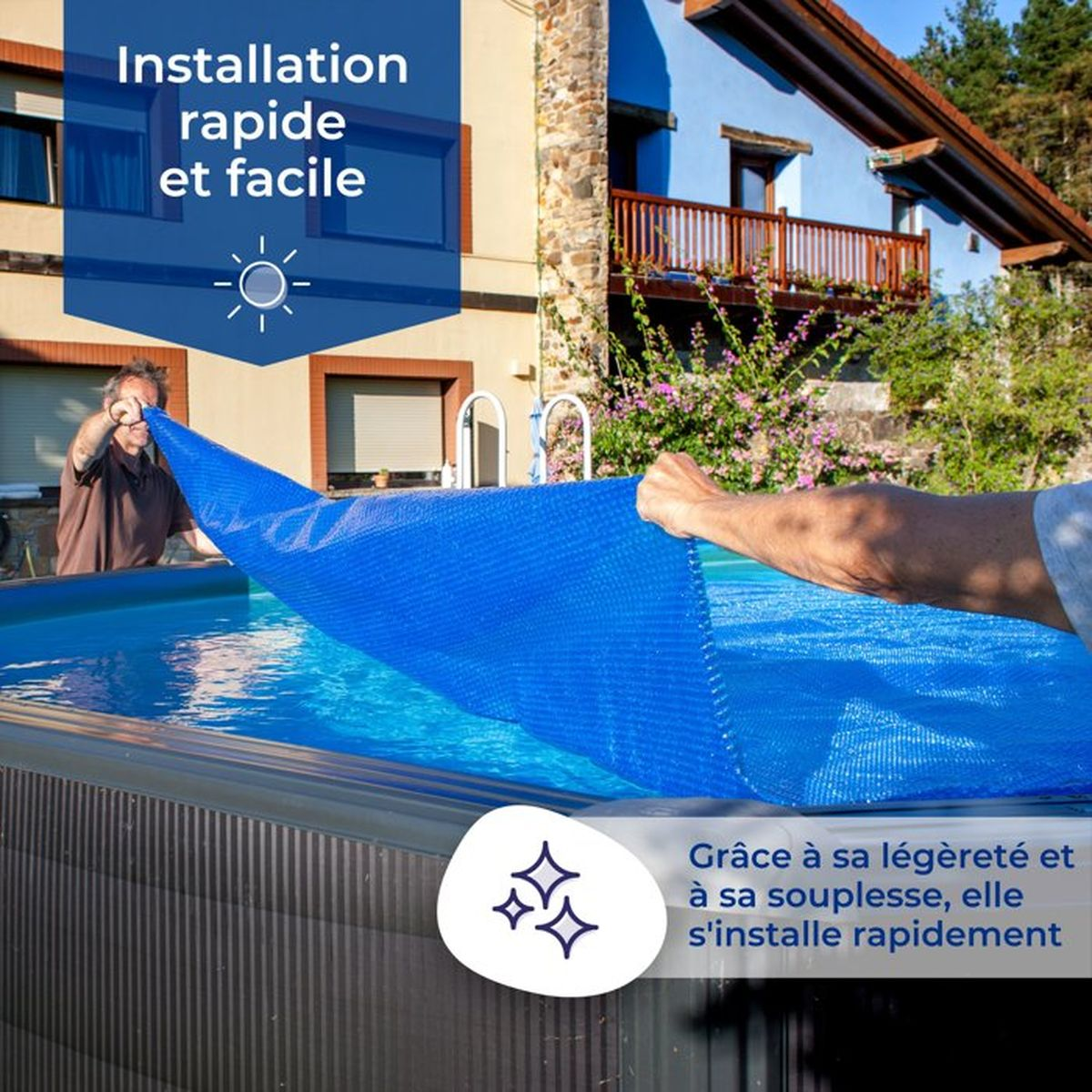 Zwei Personen rollen eine blaue Solar-Poolabdeckung über einem Außenpool aus.
