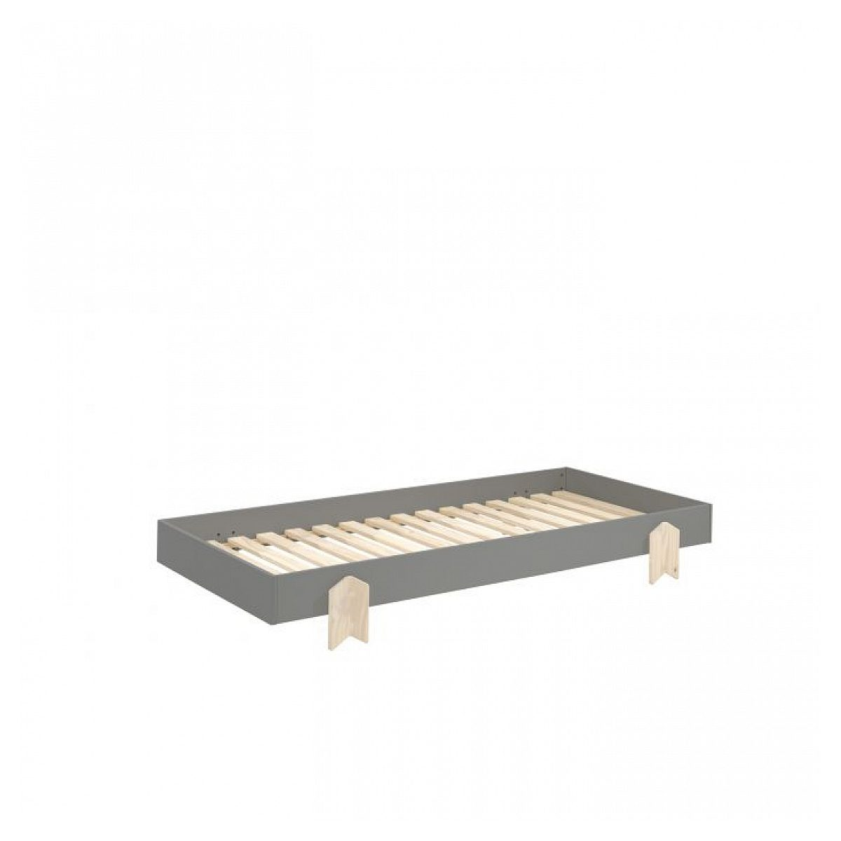 Ein graues Einzelbettgestell mit Holzlatten und hellen Holzbeinen vor weißem Hintergrund.