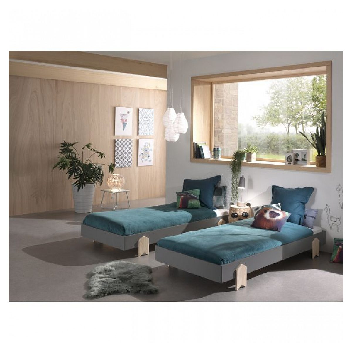 Ein modernes Schlafzimmer mit zwei Betten, dunkelblauer Bettwäsche, Holzfüßen, einem großen Fenster und Pflanzen.