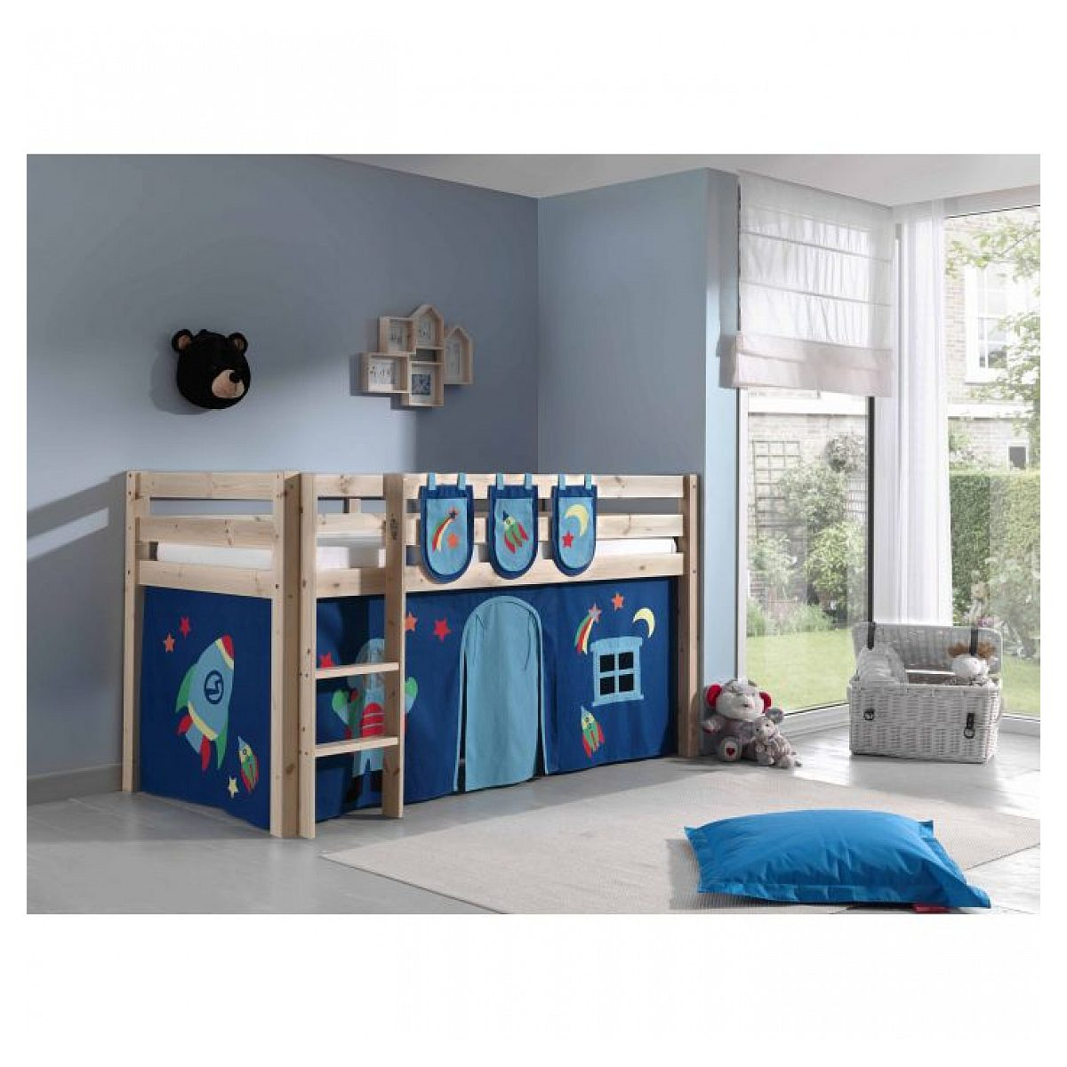 Kinderzimmer mit Holzbett, blauer Raketen-Vorhang, Bärenkopf an Wand und Korb auf Teppich.