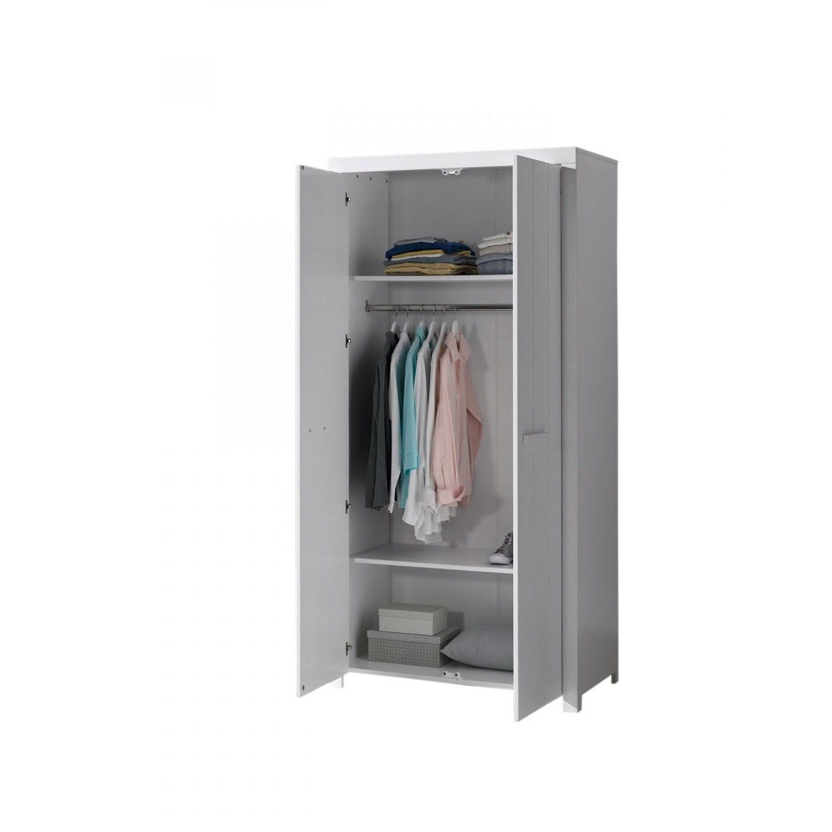 Ein weißer Kleiderschrank mit geöffneten Türen zeigt Kleidung auf Hängern, gefaltete Pullover und Aufbewahrungsboxen.