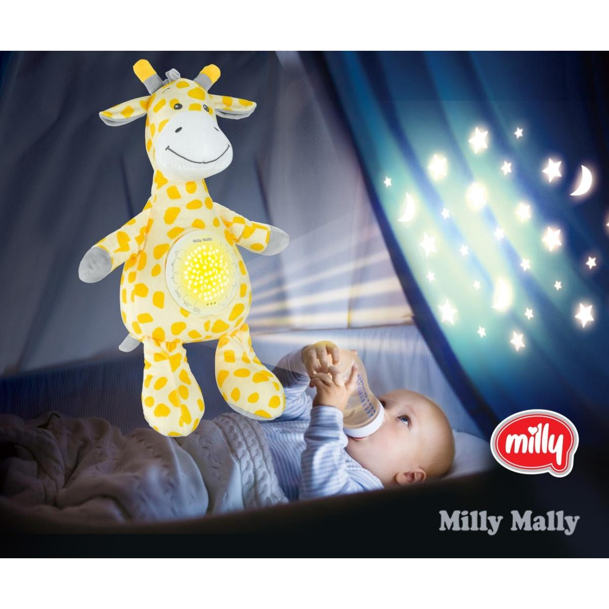 Ein Baby liegt im Bett, hält eine Flasche, und ein Plüschgiraffen-Projektor leuchtet an der Wand mit Sternen.