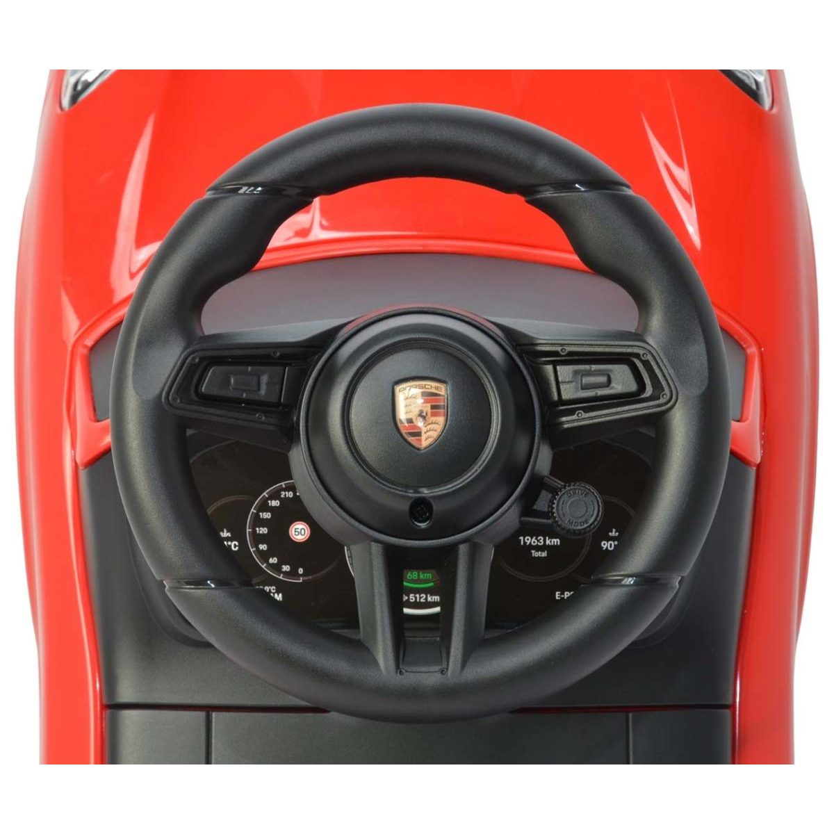 Schwarzes Lenkrad eines roten Spielzeugautos mit Porsche-Logo und digitalem Armaturenbrett.