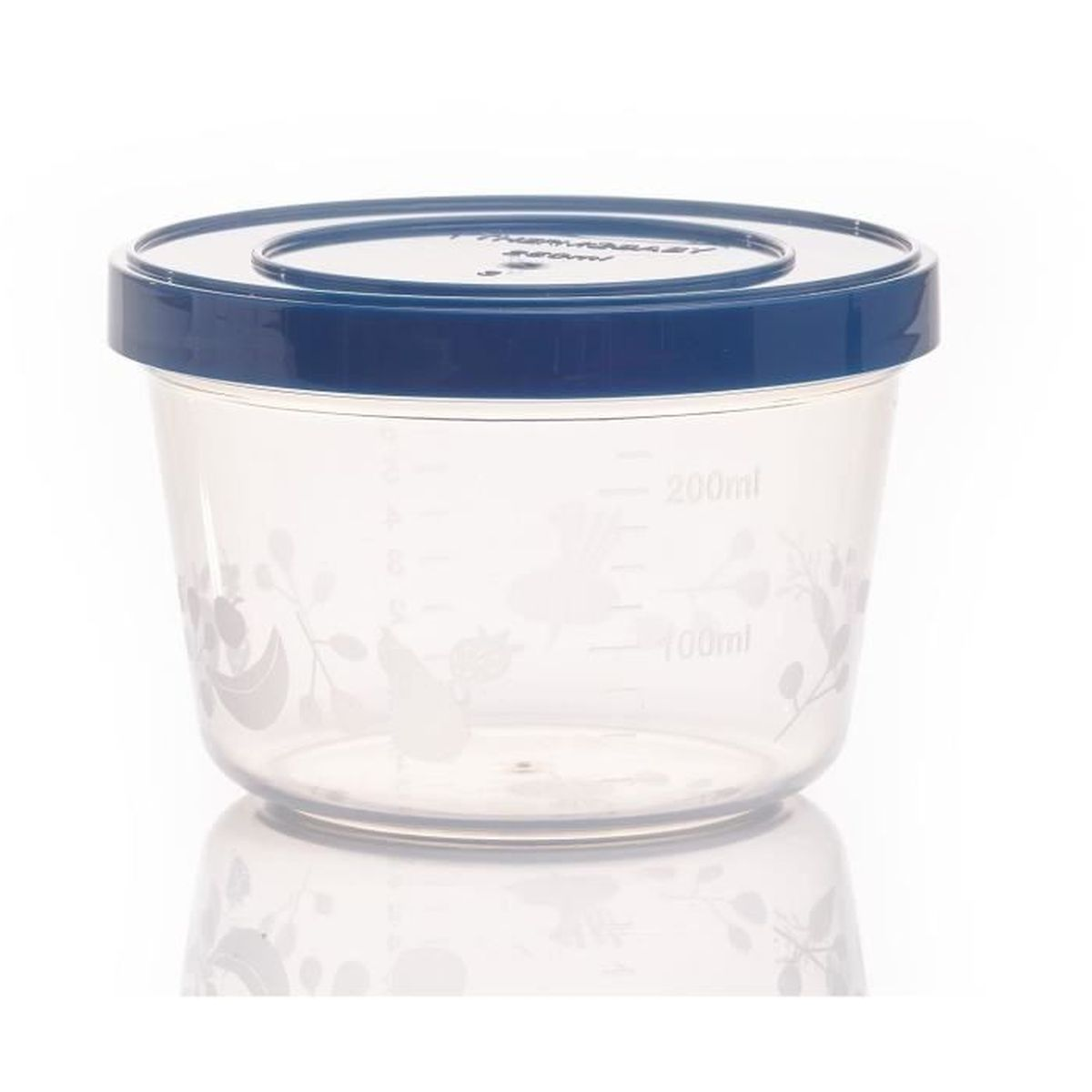 Transparenter Plastikbehälter mit blauem Deckel und Messmarkierungen gegen weißem Hintergrund.