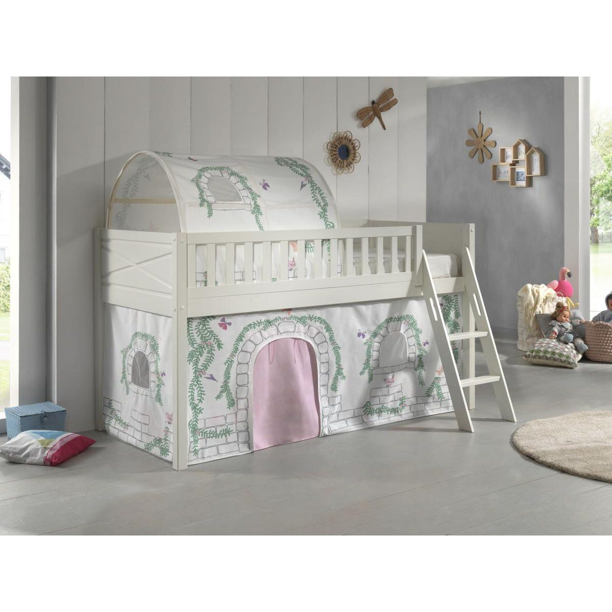Weißes Hochbett mit burgähnlichen Spielvorhängen, Leiter und rundem Zeltaufsatz im Kinderzimmer.