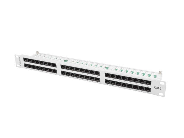 Ein weißes Cat-6-Patchpanel mit 48 RJ45-Ports auf weißem Hintergrund.