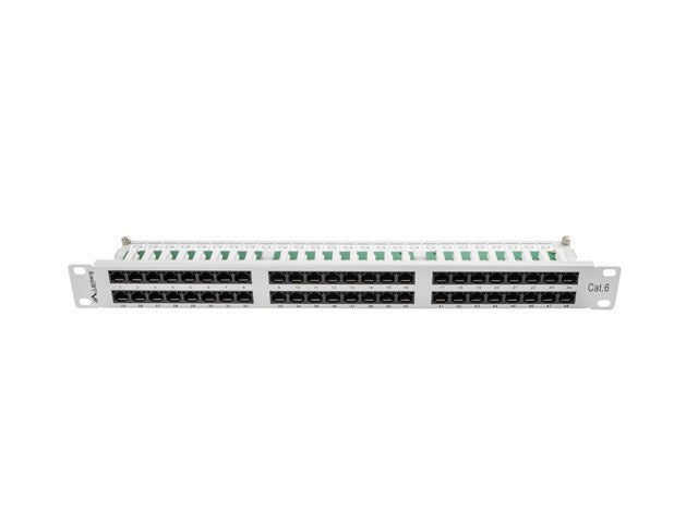 Ein weißes Cat.6-Patchpanel mit zahlreichen schwarzen RJ45-Ports auf weißem Hintergrund.