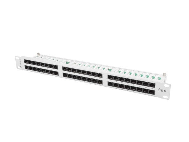 Ein weißes Cat 6 Patchpanel mit zahlreichen schwarzen RJ45-Ports auf einem weißen Hintergrund.