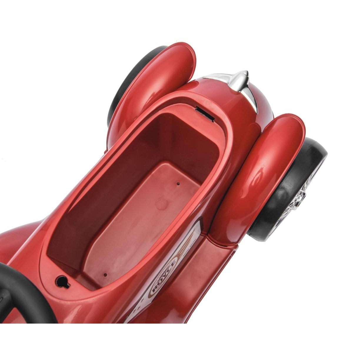 Ein rotes Spielzeugauto mit offenem Fach und großen schwarzen Rädern.