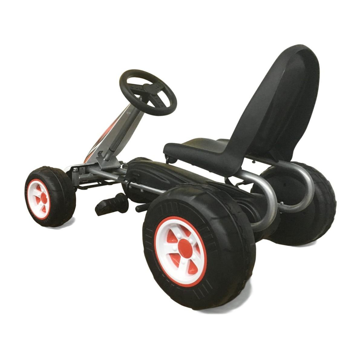 Ein silbernes und schwarzes Kinder-Go-Kart mit roten Felgen auf weißem Hintergrund.