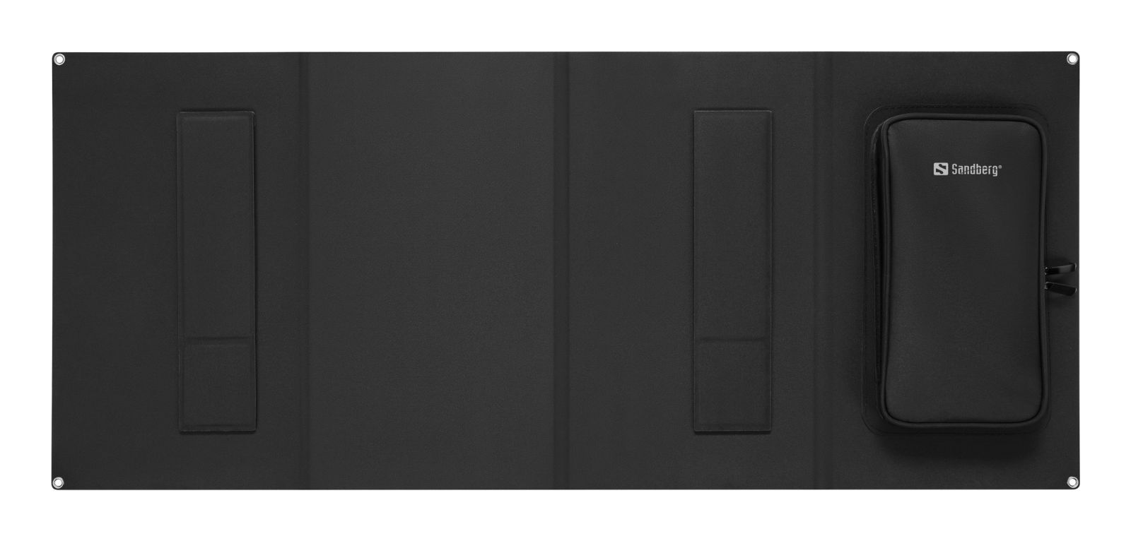 Ein schwarzes faltbares Solarpanel mit zwei Tragegriffen und einer Tasche mit Sandberg-Logo rechts.
