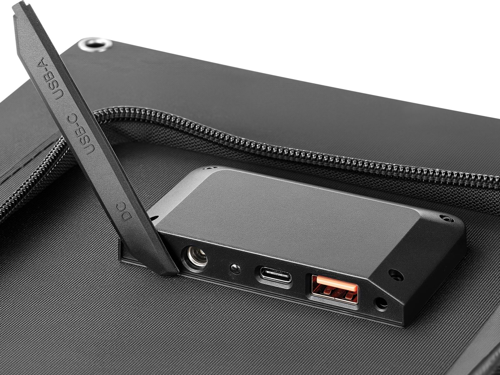 Schwarzes Solarpanel-Portmodul mit USB-, USB-C- und DC-Anschlüssen.