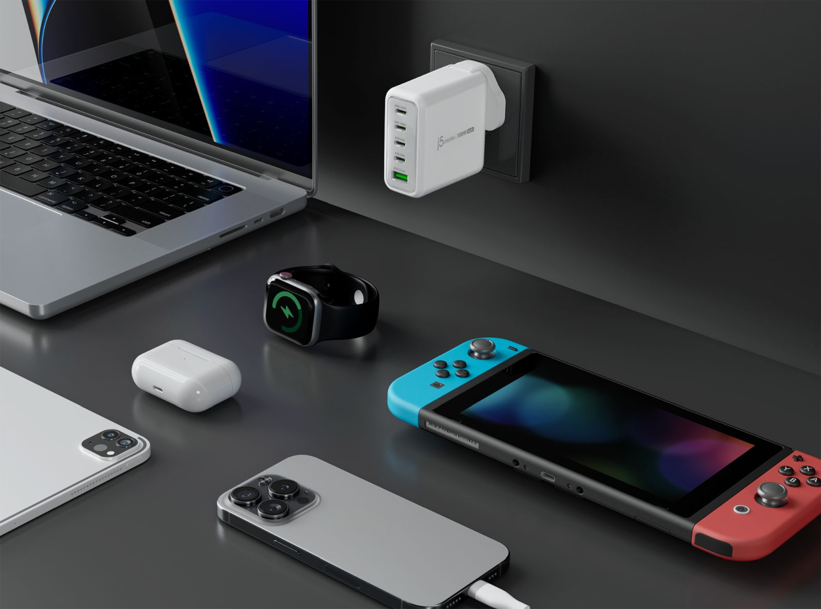 Ein weißes Mehrfach-Wandladegerät, umgeben von Laptop, Smartphone, Smartwatch und Spielekonsole.