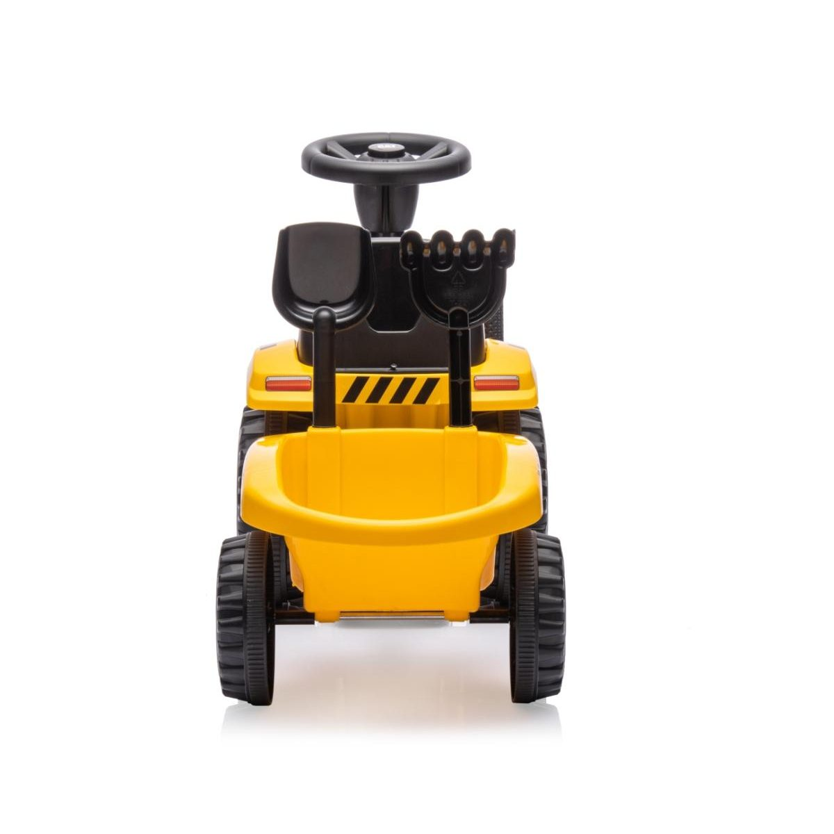Gelbes Kinder-Rutschfahrzeug im Baumaschinen-Design mit Lenkrad, Anhänger, Schaufel und Harke auf weißem Grund.