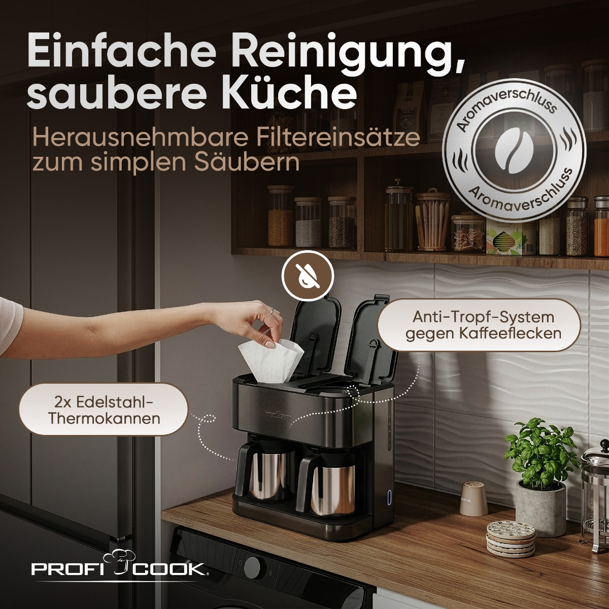 Eine Hand legt einen Papierfilter in eine Doppelkaffeemaschine auf einer Holztheke.