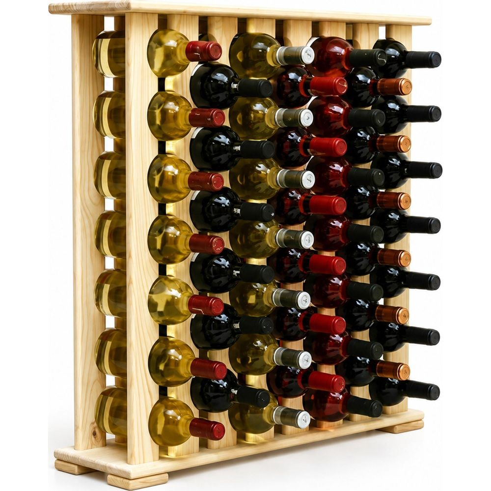 Ein großes, voll gefülltes hölzernes Weinregal mit Flaschen in verschiedenen Farben und Sorten auf weißem Hintergrund.