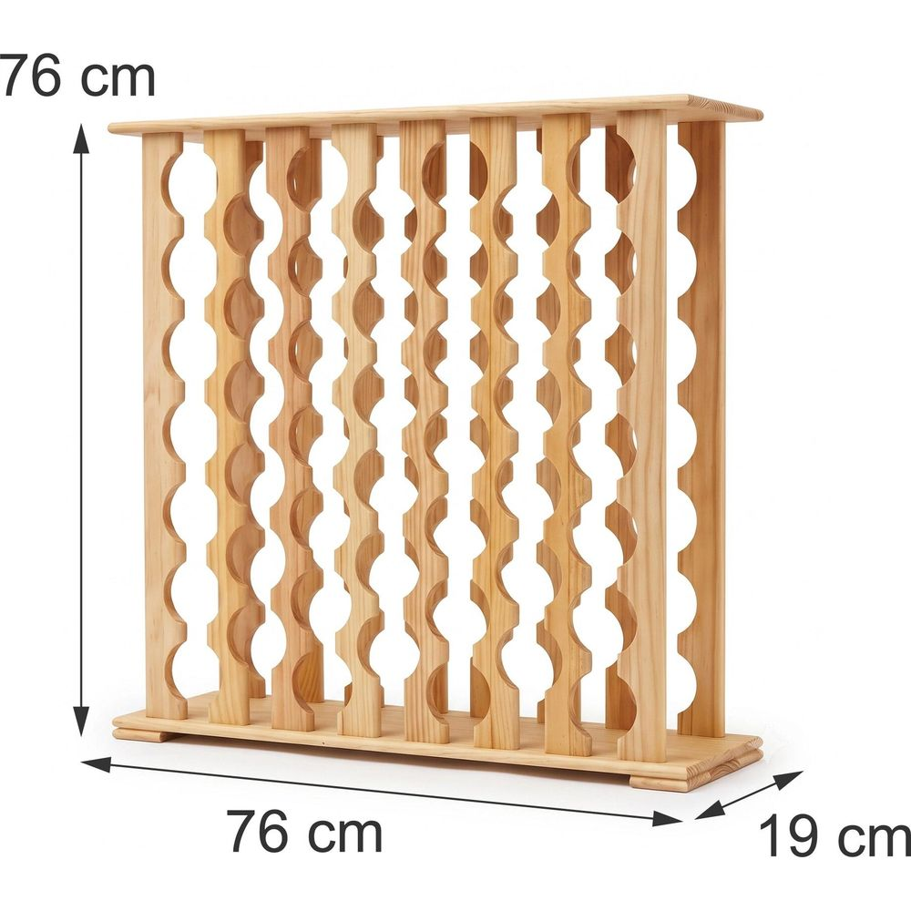 Ein hölzernes Weinregal mit Maßen von 76 cm Höhe und Breite sowie 19 cm Tiefe.