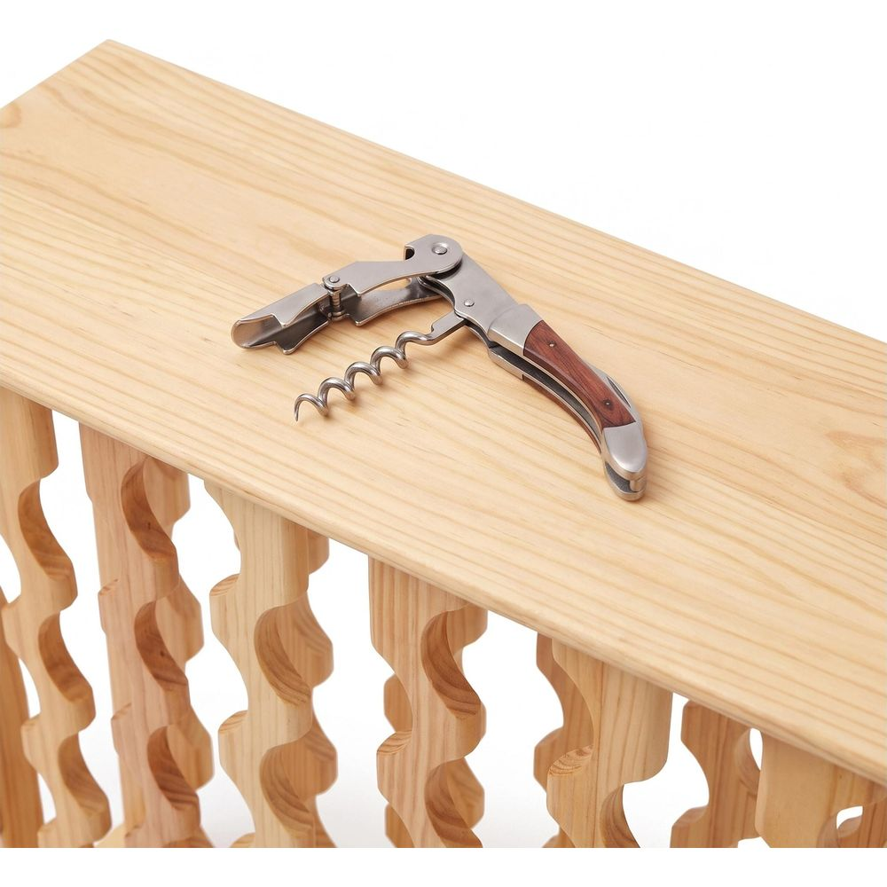 Ein Korkenzieher mit Metall- und Holzgriff liegt auf einem hellen Holzregal vor weißem Hintergrund.
