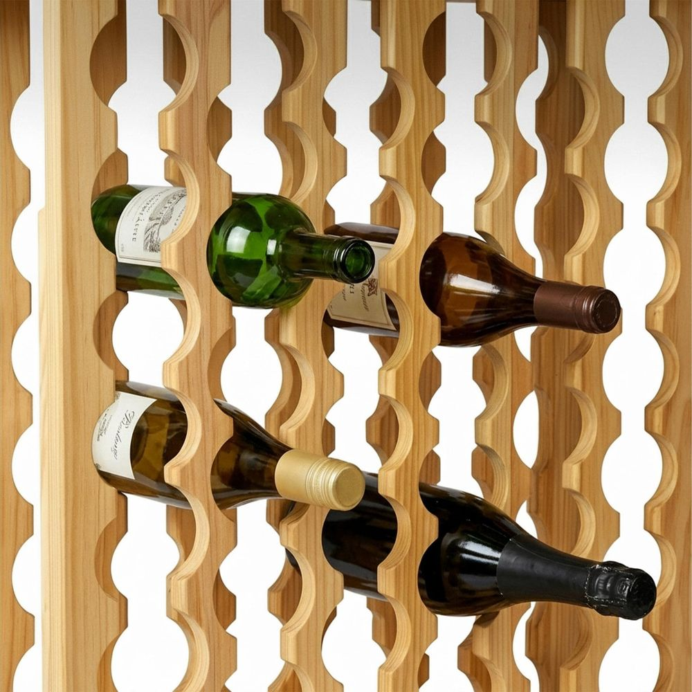 Ein hölzernes Weinregal mit Aussparungen, gefüllt mit mehreren Weinflaschen.