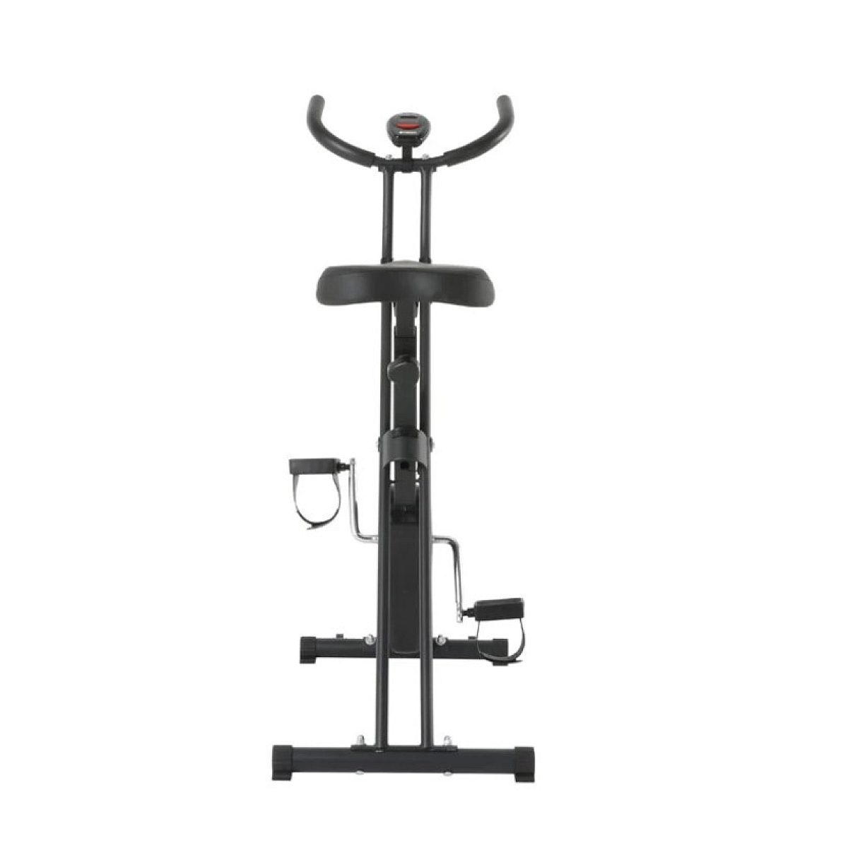 Ein schwarzes Heimtrainer-Fahrrad mit einem Sitz, Pedalen und einem Lenker mit Display vor weißem Hintergrund.