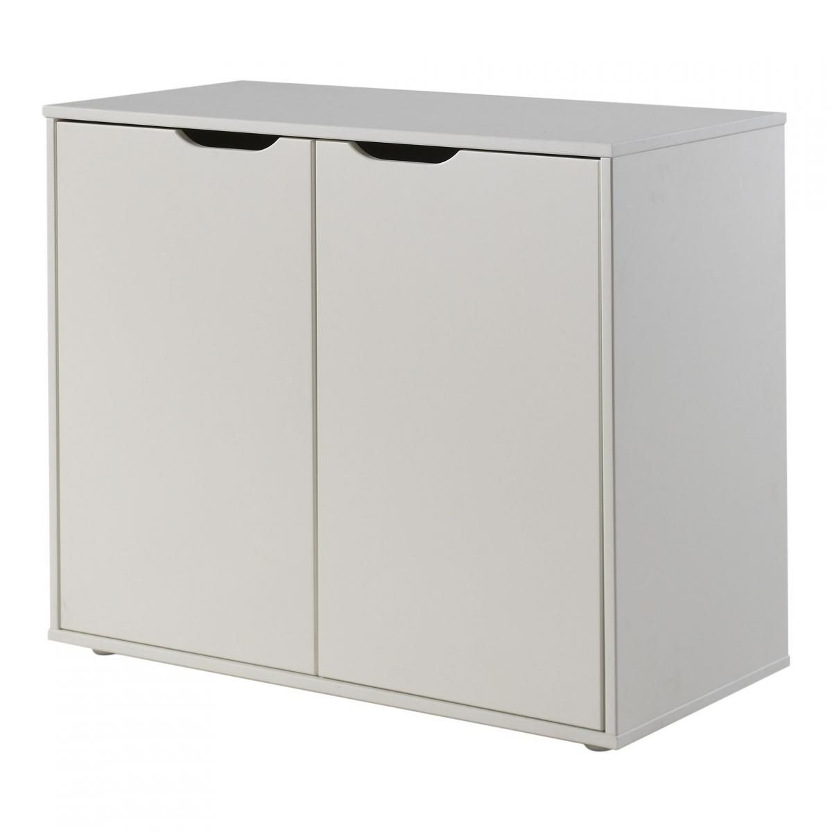 Ein weißer Holzschrank mit zwei Türen und halbkreisförmigen Griffaussparungen auf einem weißen Hintergrund.
